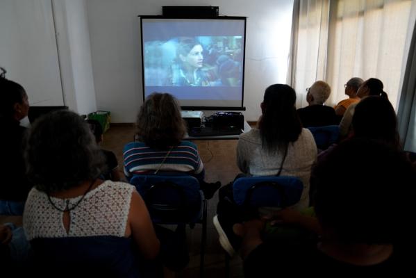 Sessão de cinema e roda de conversa abordam fortalecimento feminino na Casa da Mulher Vila Galvão